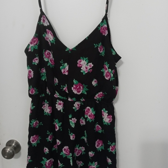 Forever 21 Women's Floral Romper. Spaghetti ?Straps - Picture 7 of 8